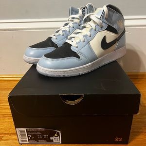 Air Jordan 1 Mid Ice Blue